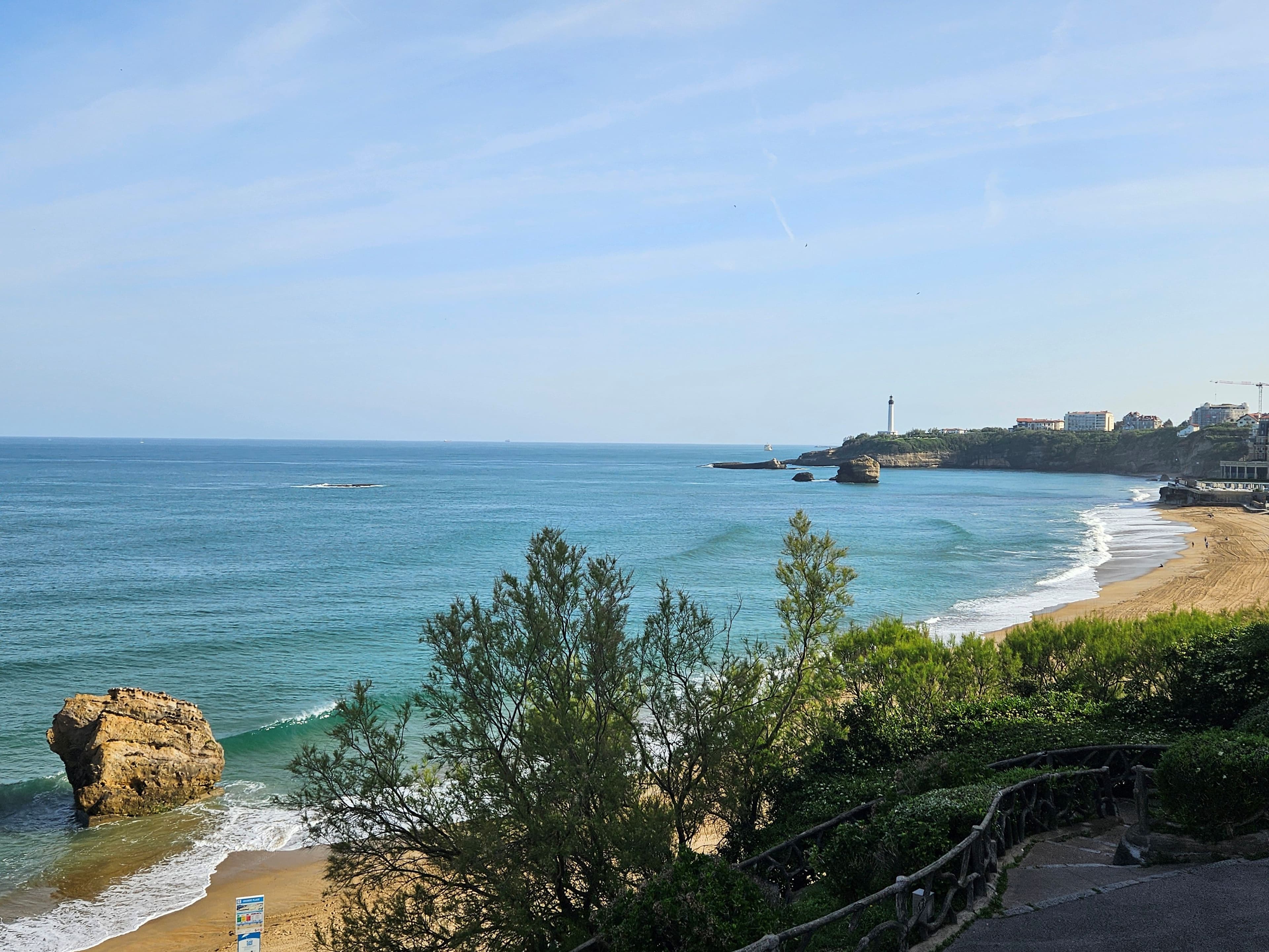 Plage atlantique, phare et falaise — le littoral charentais en pleine lumière